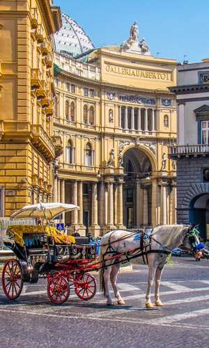 Scendi alle attrazioni, musei e monumenti di Napoli con un tour hop-on hop-off – Fermate comode e visita panoramica nel 2026